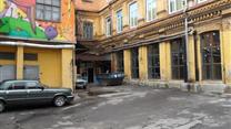 Здание с арендаторами в центре города